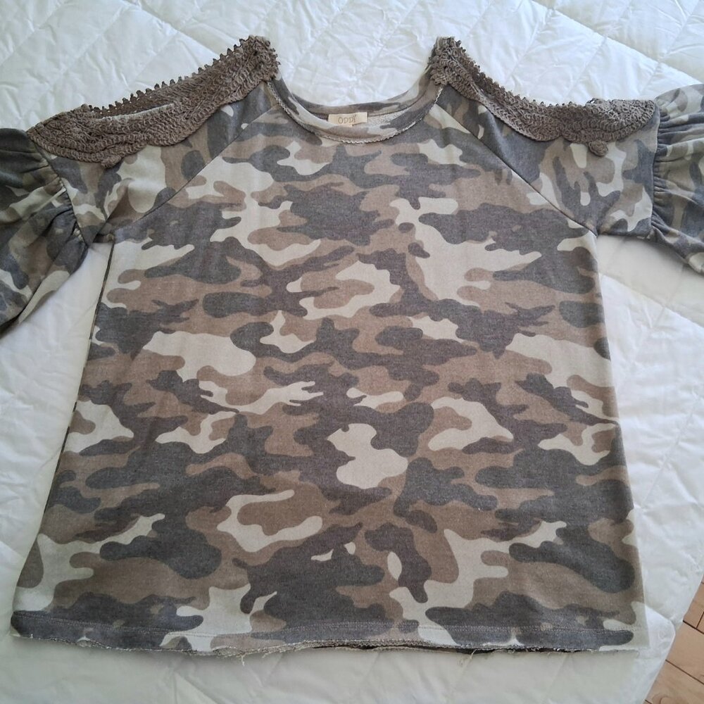 Oddy Camo top NWT